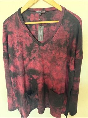 French Kyss Tie-Dye V-Neck Pullover in Wine and Black